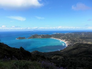 Blick auf Agios Georgios mit natürlicher Hufeisenform